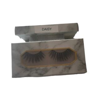 NWT Daisy eyelashes 25mm it included lashes brush, tweezer
